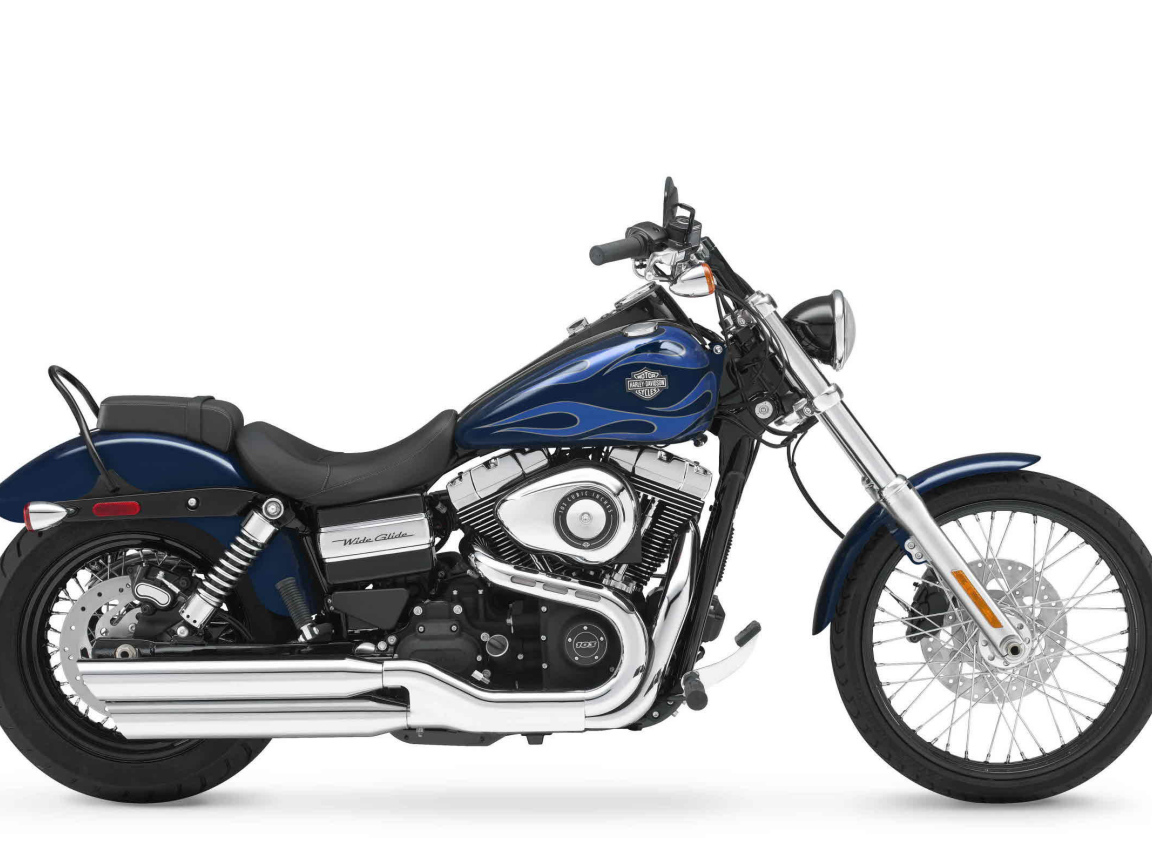 Новый мотоцикл на дороге Harley-Davidson Dyna Switchback