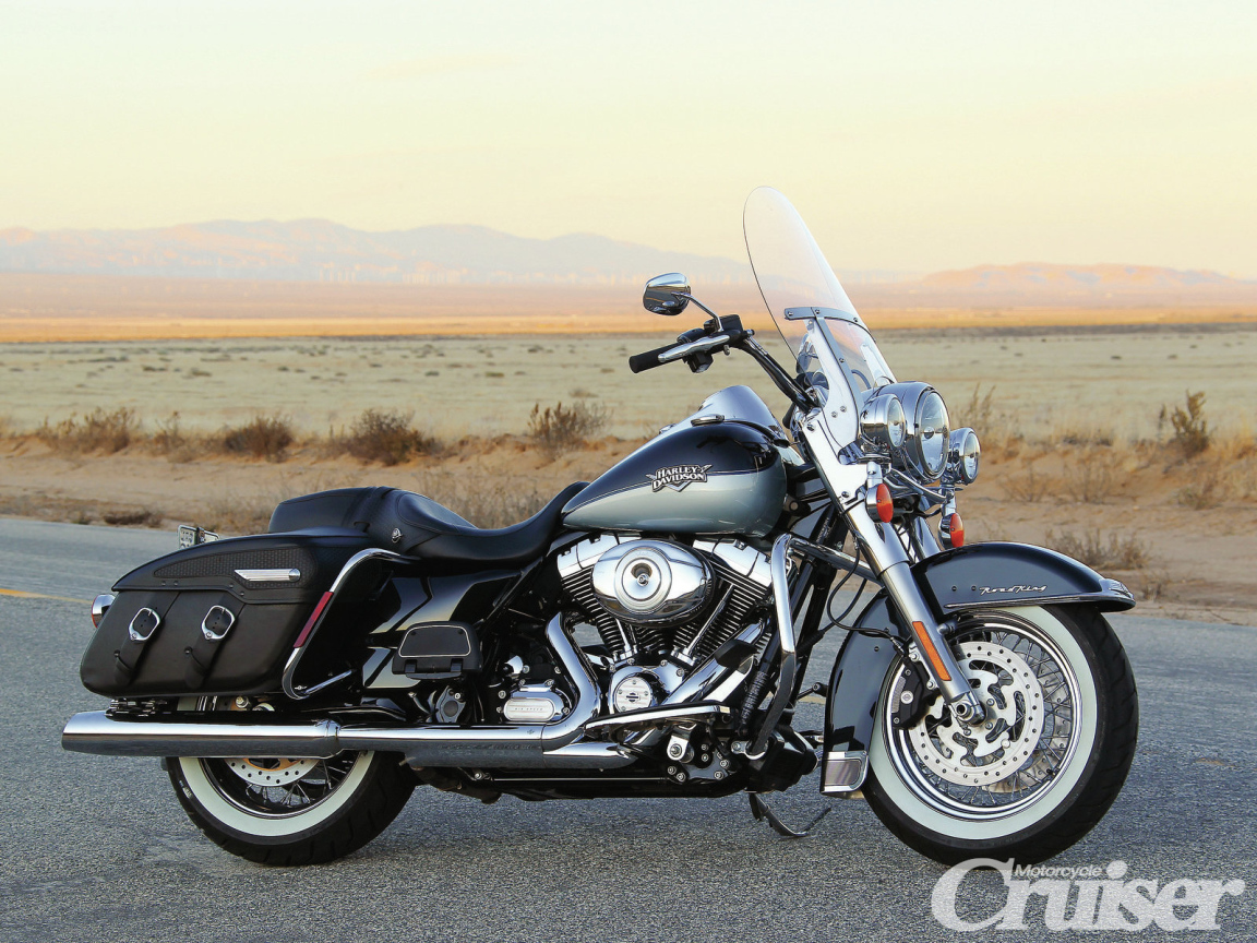 Новый мотоцикл на дороге Harley-Davidson Road King Anniversary Edition