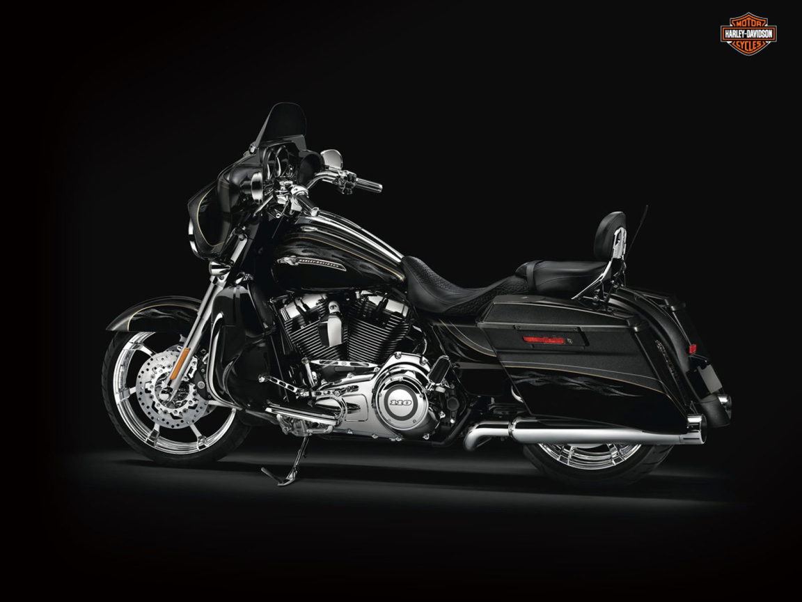 Новый мотоцикл на дороге Harley-Davidson Street Glide