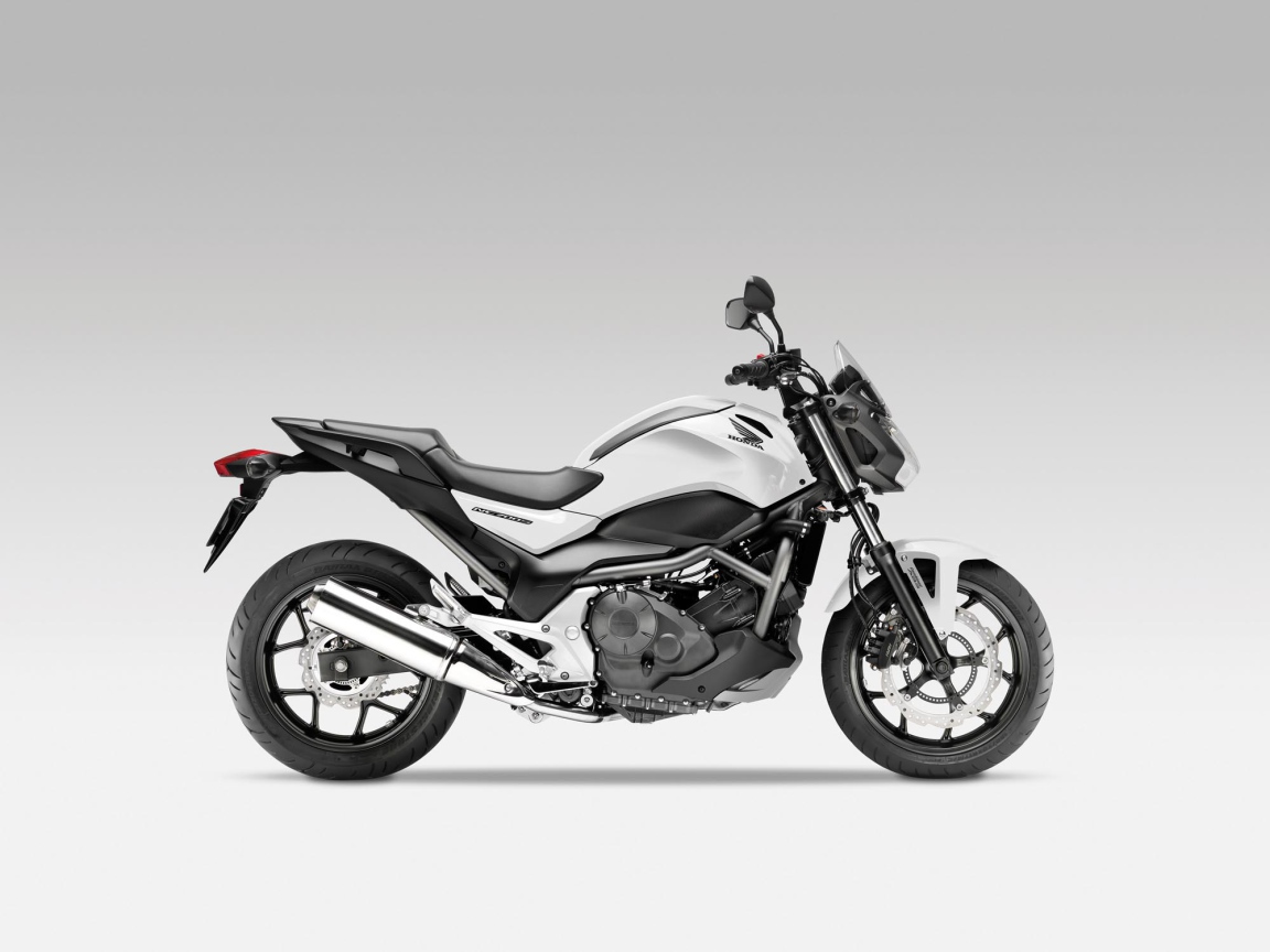 Новый мотоцикл на дороге Honda NC 700 S