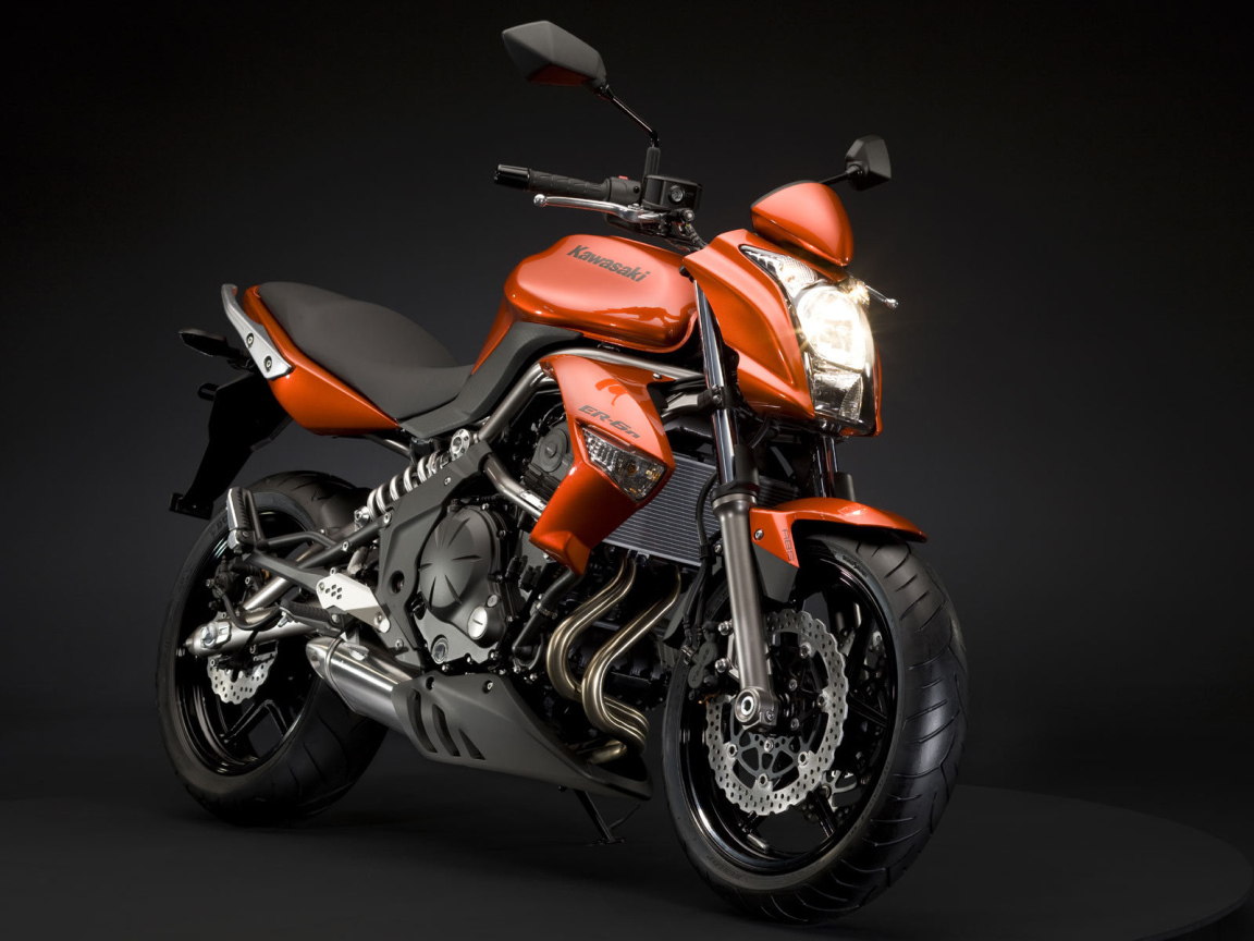 Новый мотоцикл на дороге Kawasaki ER-6n