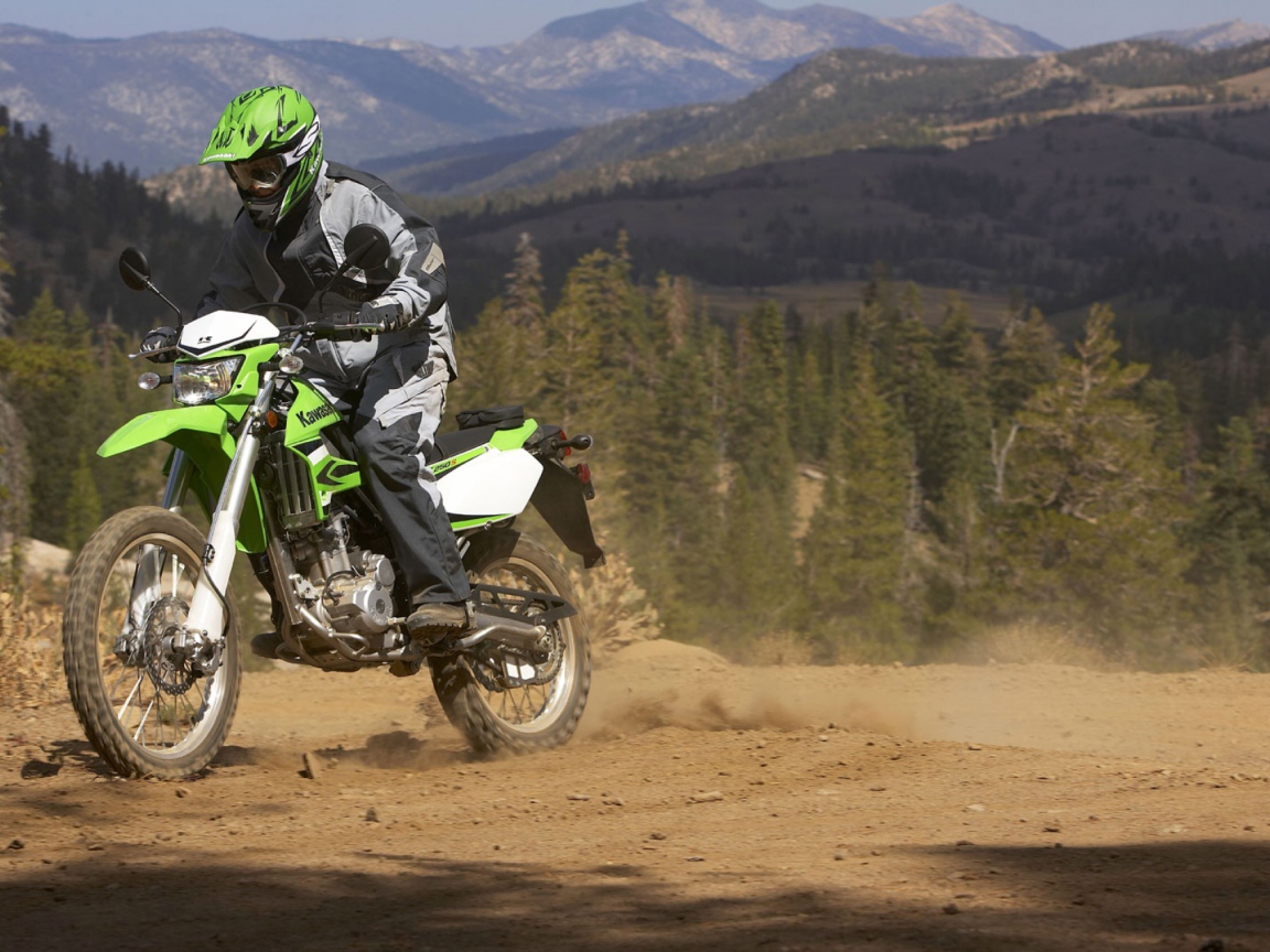 Новый мотоцикл на дороге Kawasaki KLX 250