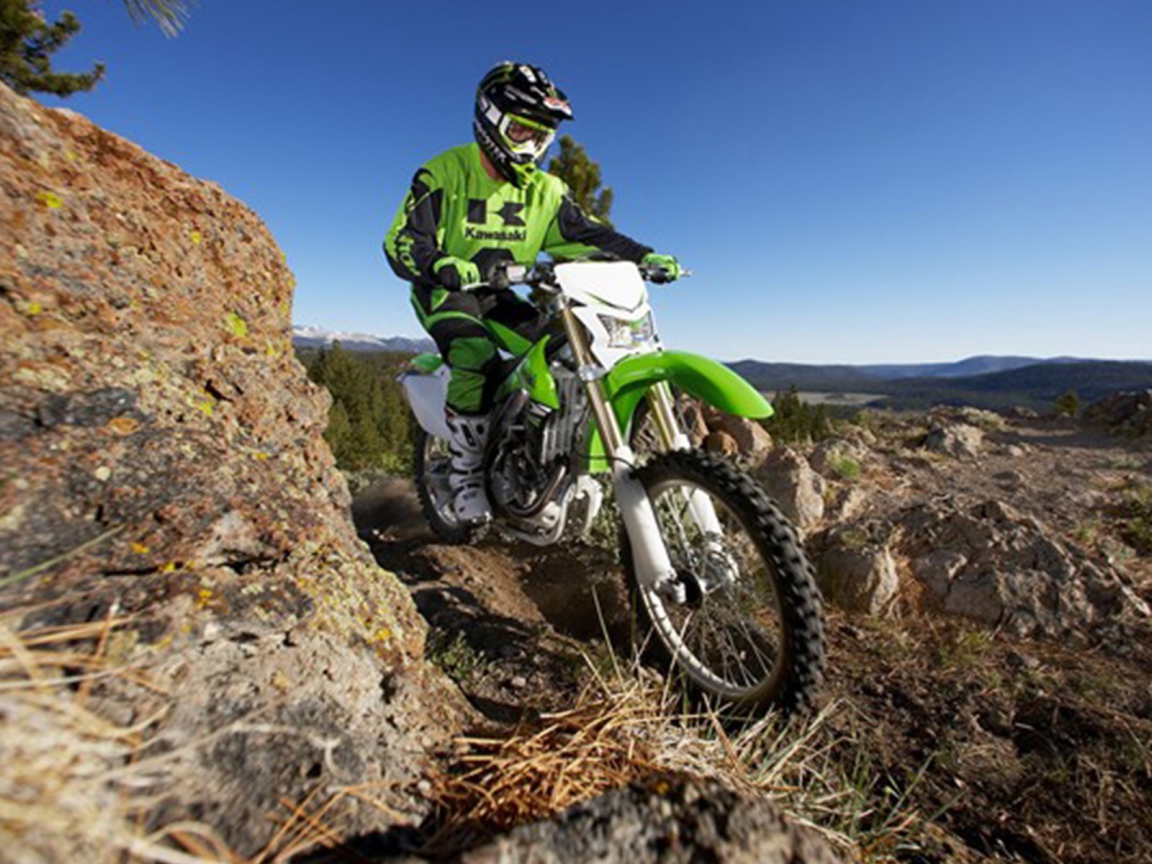Новый мотоцикл на дороге Kawasaki KLX 450 R