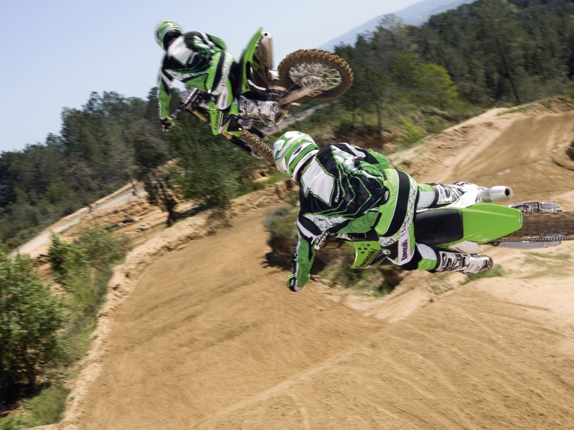 Новый мотоцикл на дороге Kawasaki KX 250 F