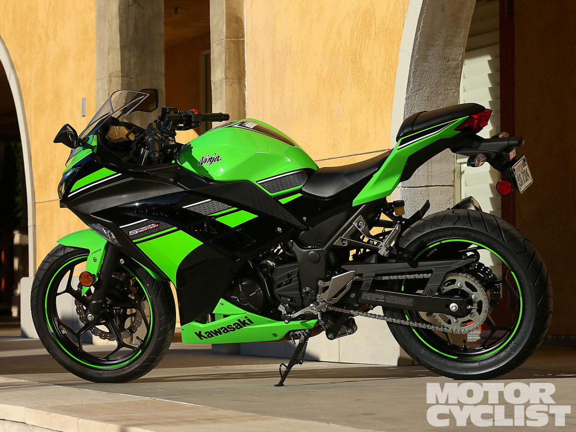 Новый мотоцикл на дороге Kawasaki Ninja 300