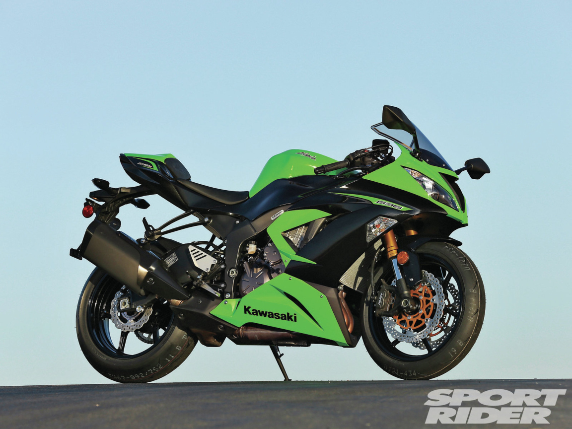 Новый мотоцикл на дороге Kawasaki Ninja ZX-6R 636 Performance
