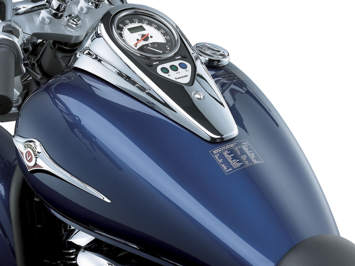 Новый мотоцикл на дороге Kawasaki VN 900 Classic