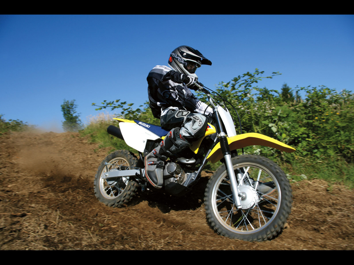 Новый мотоцикл на дороге Suzuki  DR-Z 125