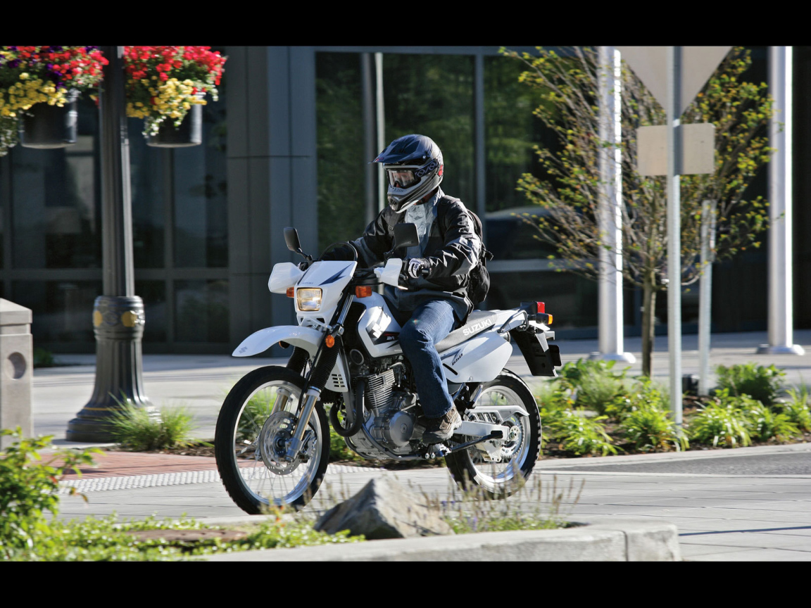 Новый мотоцикл на дороге Suzuki DR 650 SE