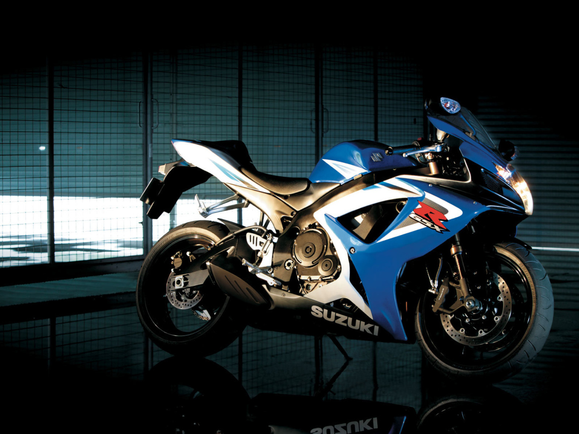 Новый мотоцикл на дороге Suzuki  GSX-R 1000