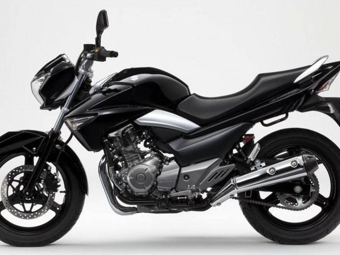 Новый мотоцикл на дороге Suzuki   Inazuma