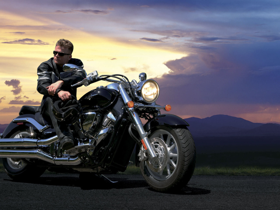 Новый мотоцикл на дороге Suzuki Intruder C800C