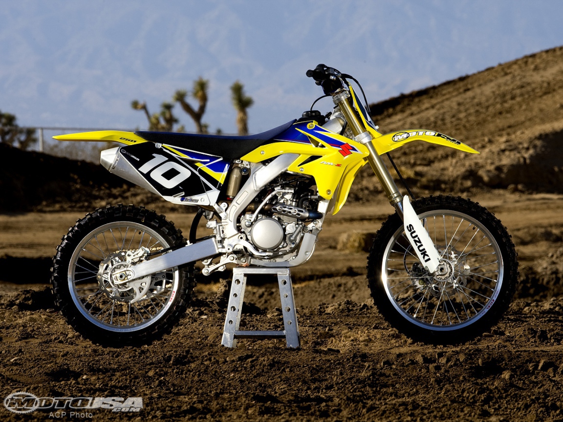 Новый мотоцикл на дороге Suzuki RM-Z 250