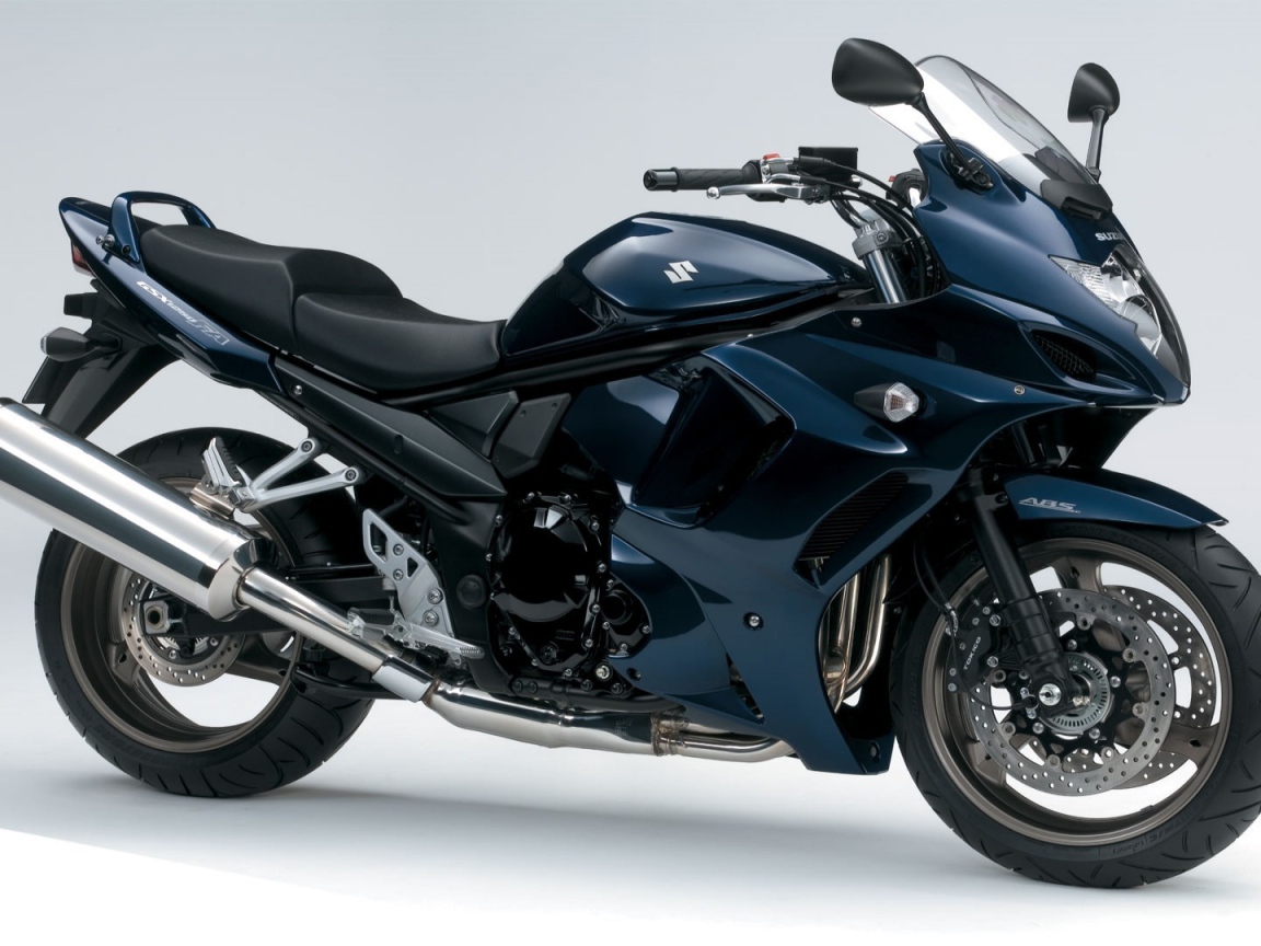 Новый мотоцикл на дороге Suzuki SFV 650