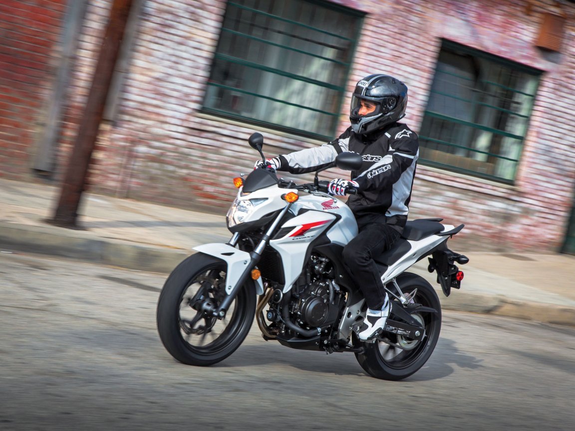 Новый мотоцикл на дороге Новый мотоцикл Honda CB 500 F