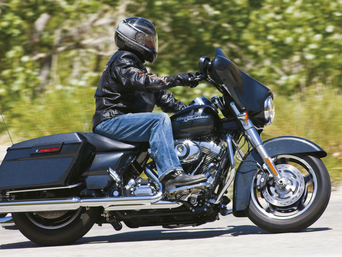 Новый надежный мотоцикл Harley-Davidson Street Glide