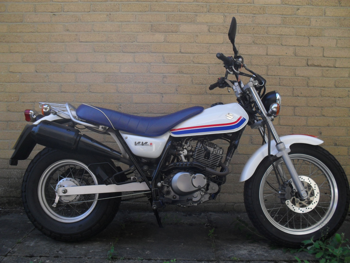 Популярный мотоцикл Suzuki RV 125