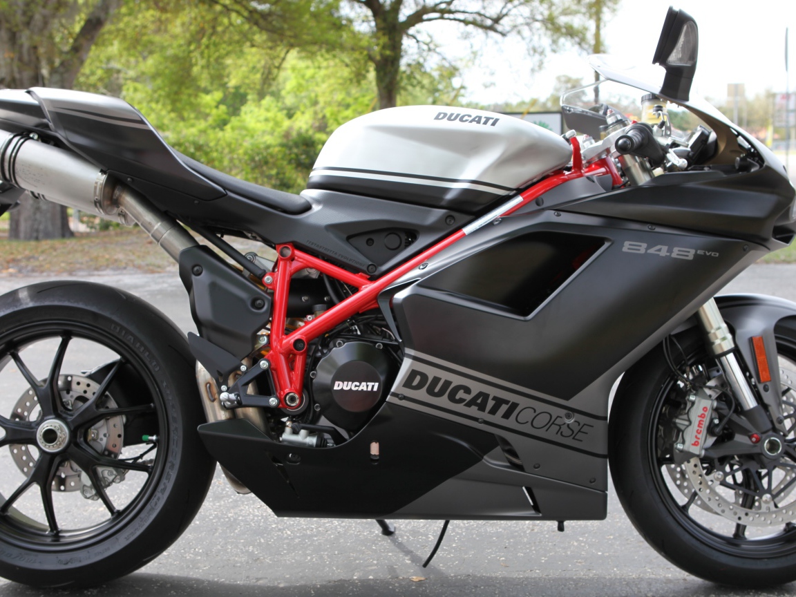 Надежный мотоцикл Ducati Superbike 848 Evo