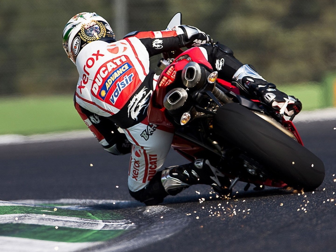 Крутой поворот на мотоцикле