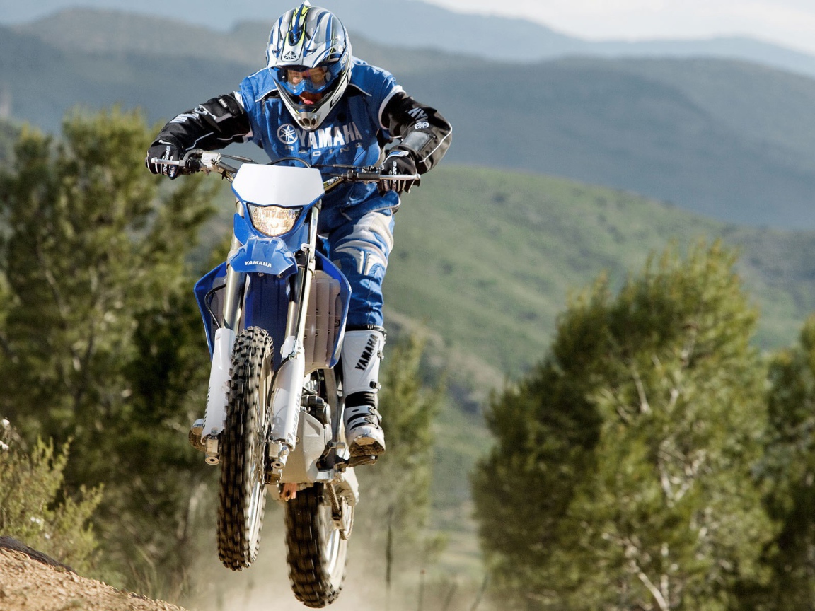 Мотоцикл Ямаха на кроссе