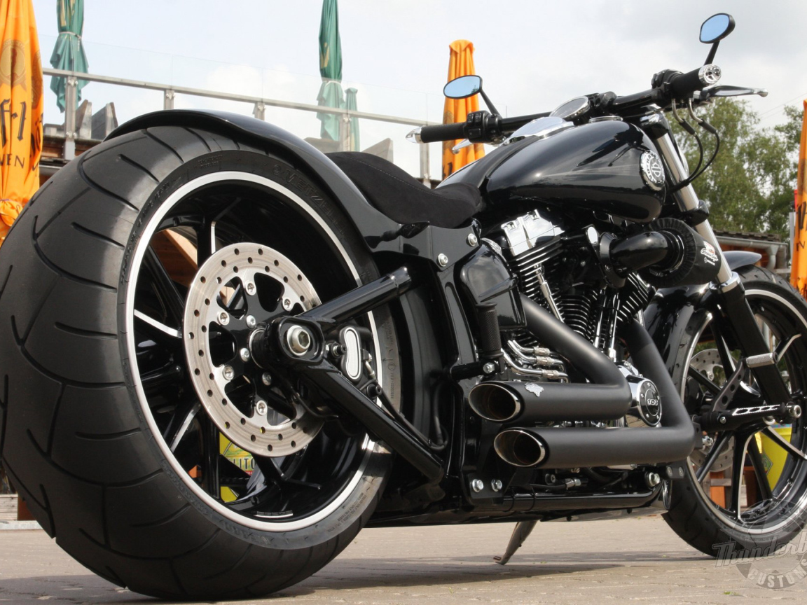 Невероятно быстрый мотоциклHarley-Davidson Softail Breakout