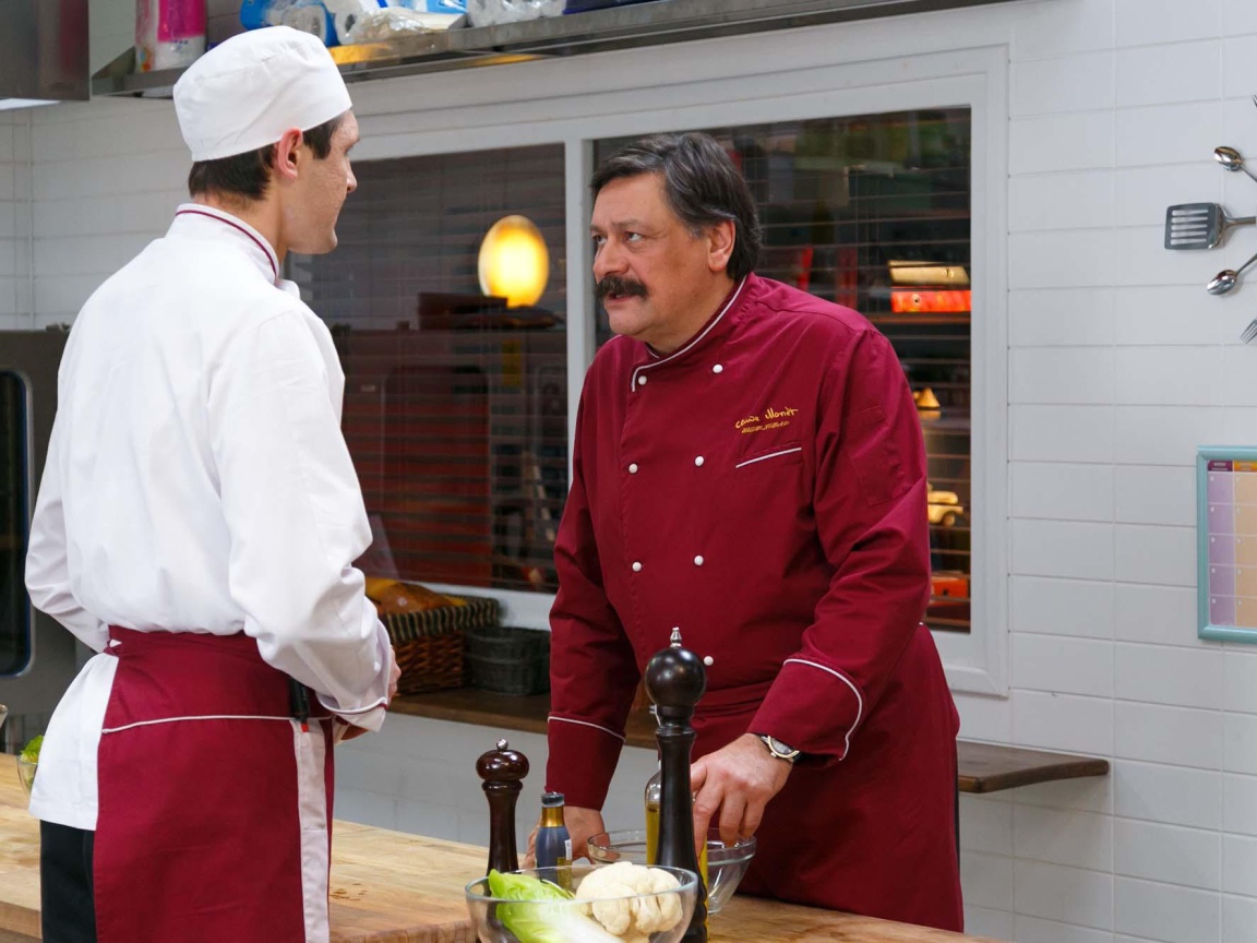 Шеф беседует с сотрудником в сериале Кухня