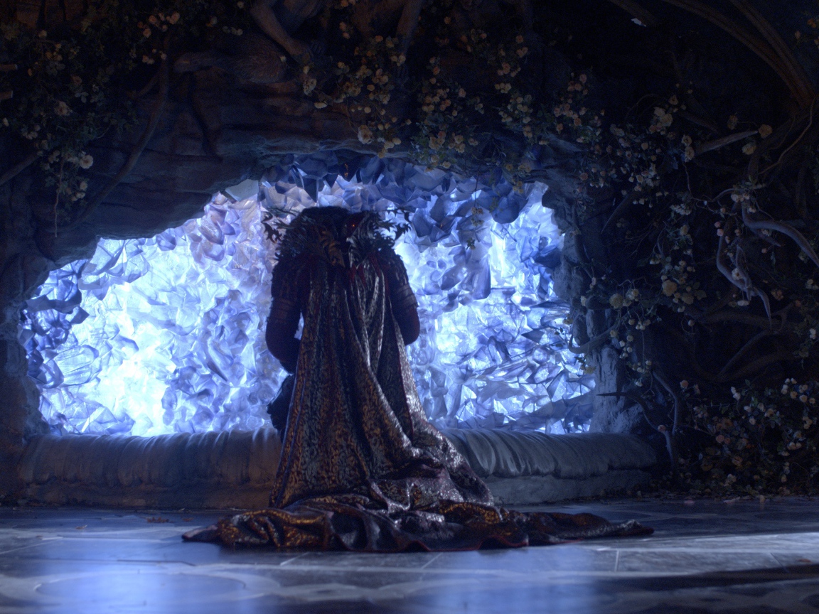 Красавица и чудовище во дворце