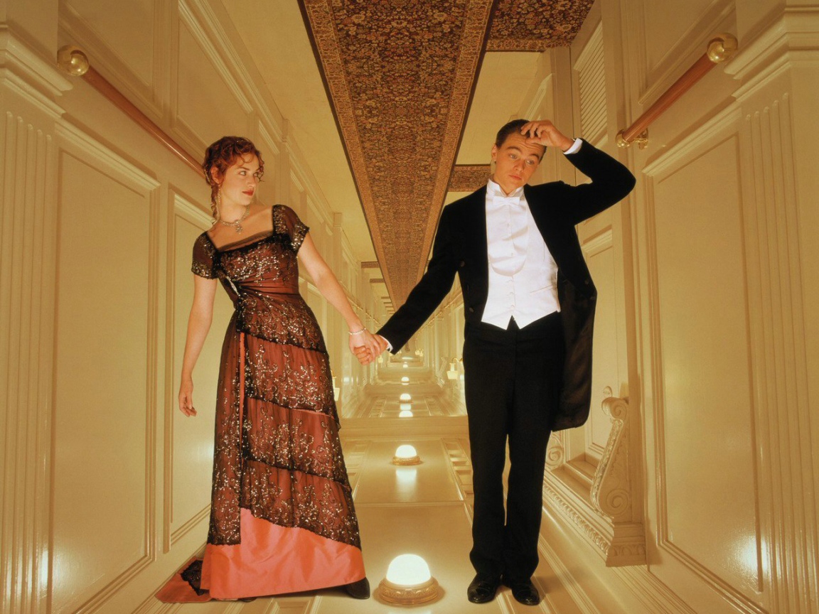 Роуз и Джек взялись за руки в фильме Титаник