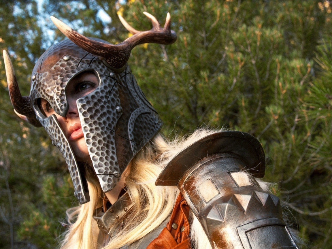 Девушка в доспехах с рогами
