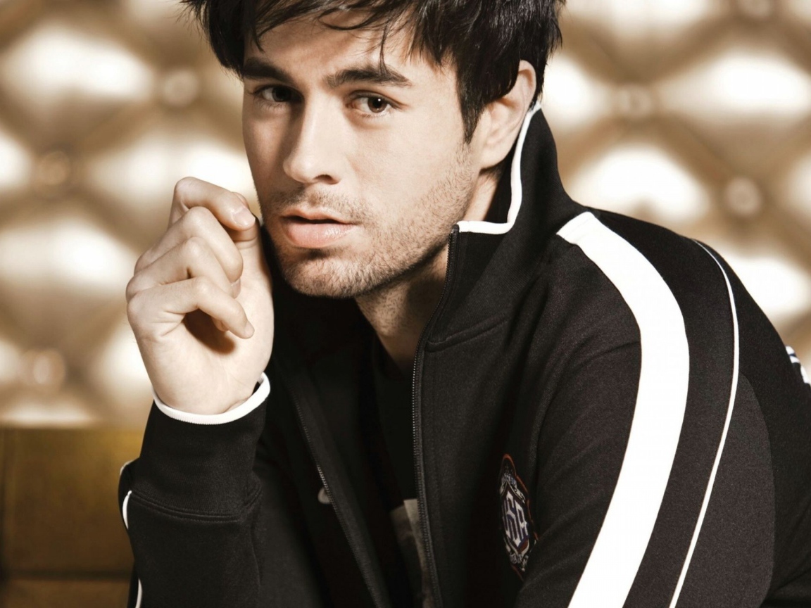 Энрике Иглесиас загадочный взгляд