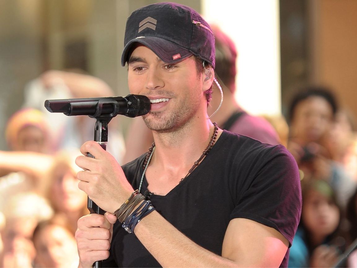 Энрике Иглесиас с микрофоном