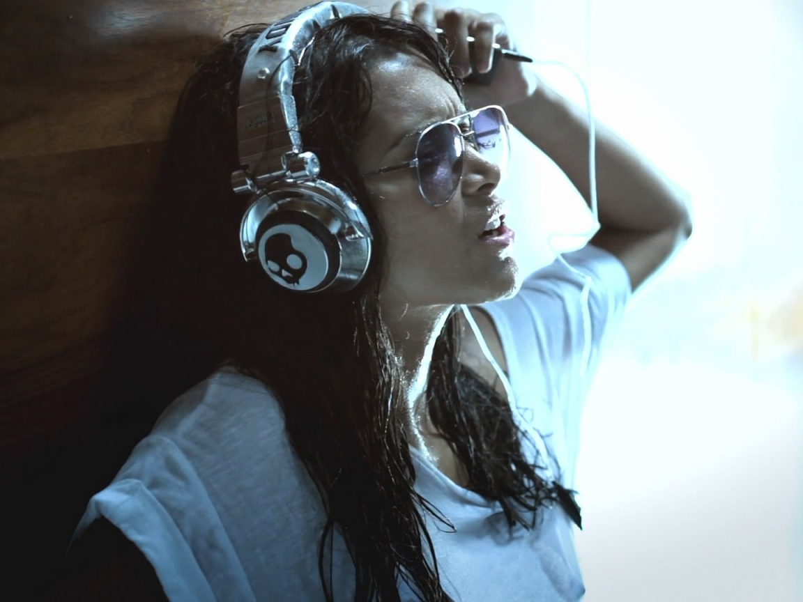 Девушка слушает музыку