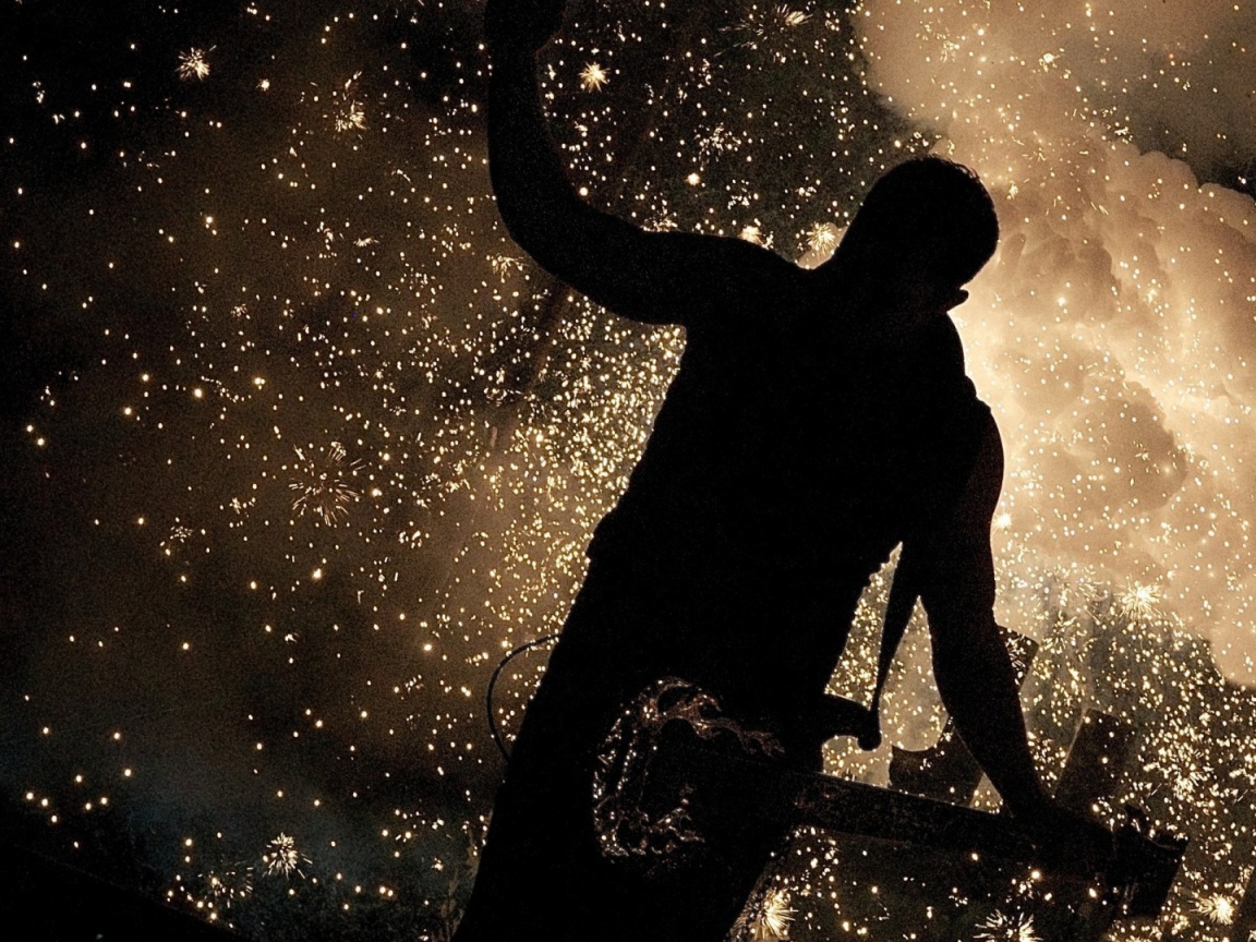 Гитарист на фоне искр