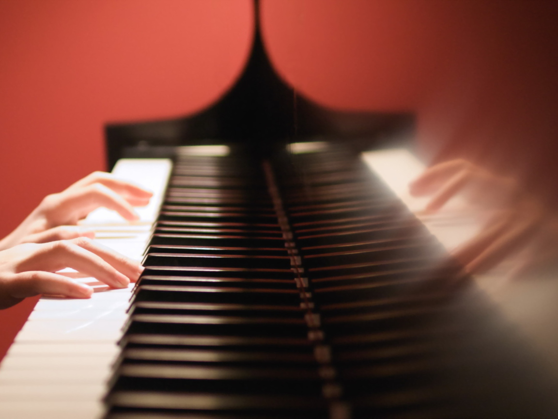 Руки на клавишах рояля