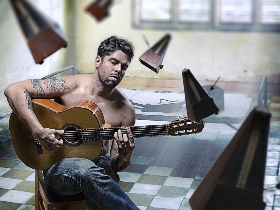 Мужчина играет на гитаре