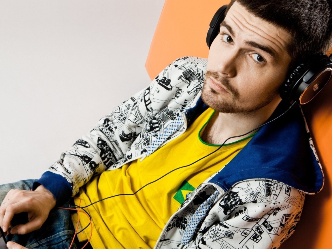 Noize MC в наушниках