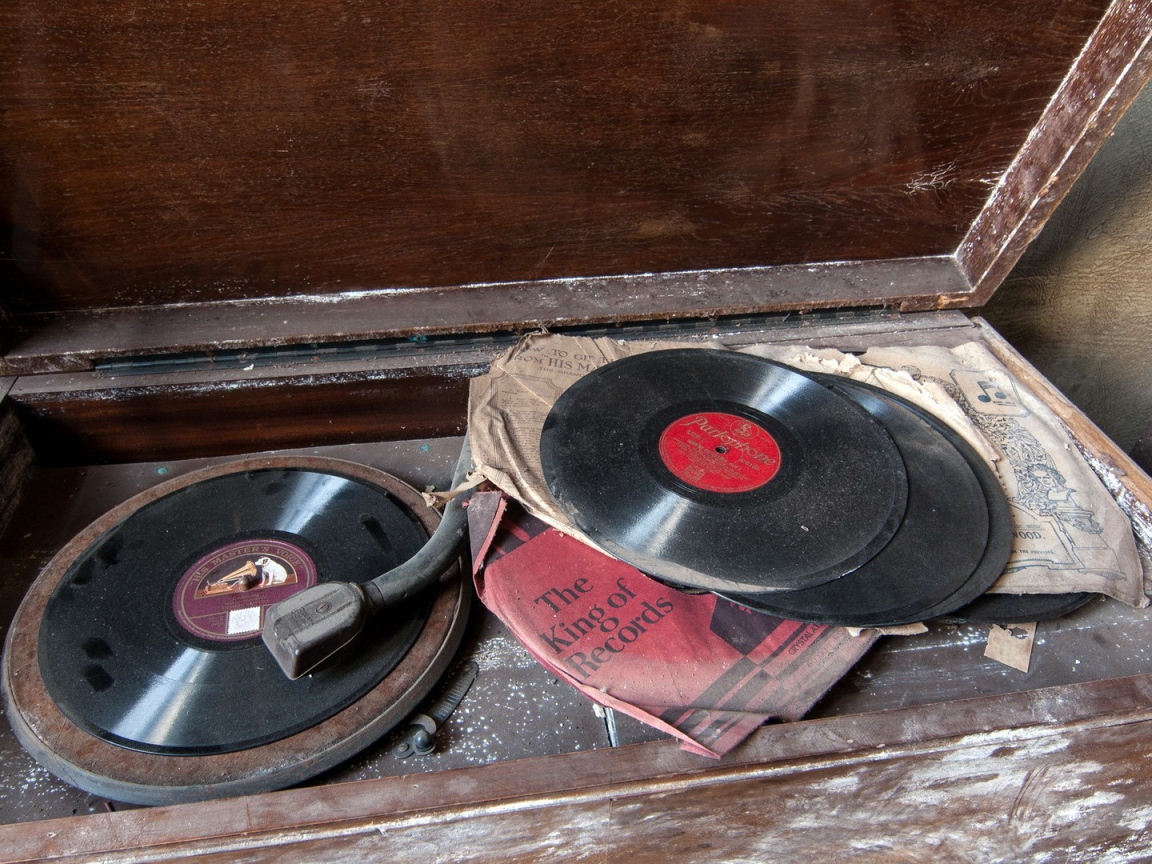 Старые пластинки в пыли