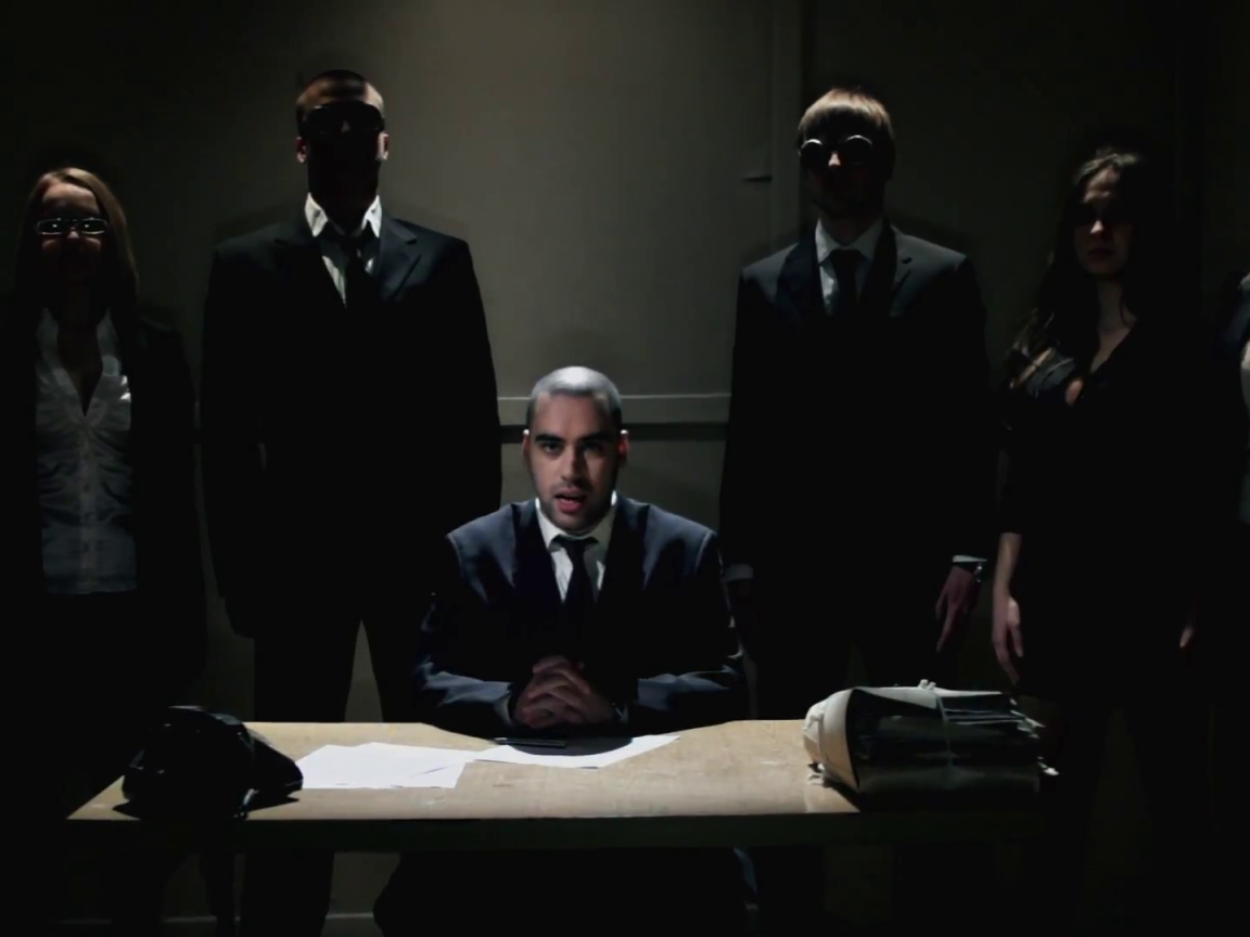 SLIM одет как бизнесмен