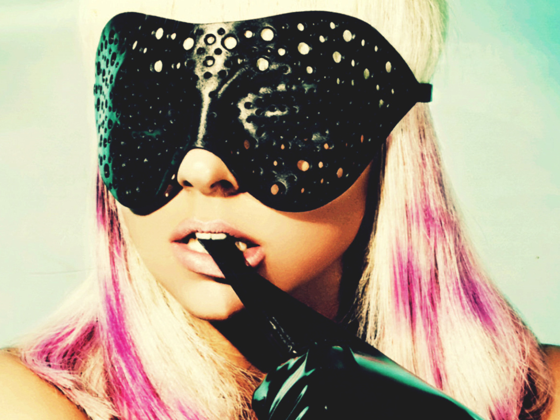 Певица в маске