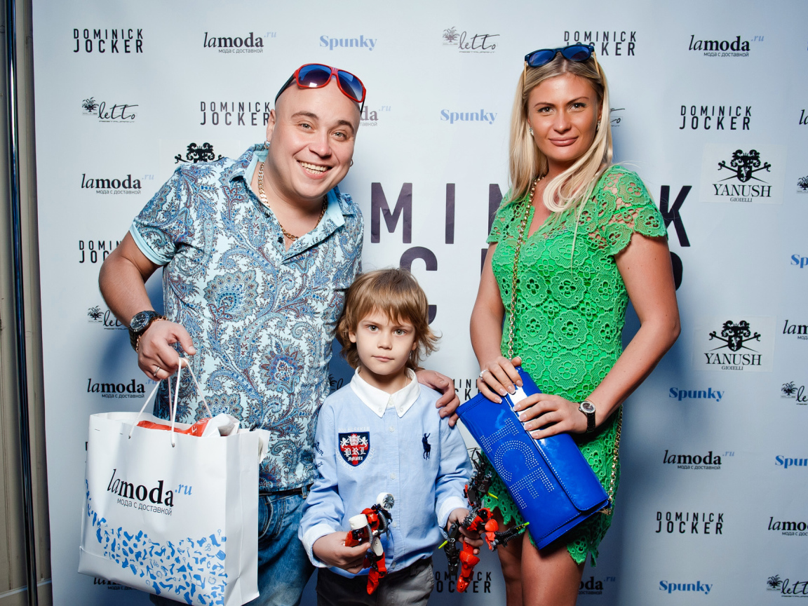 Доминик Джокер с семьей на открытии ресторана