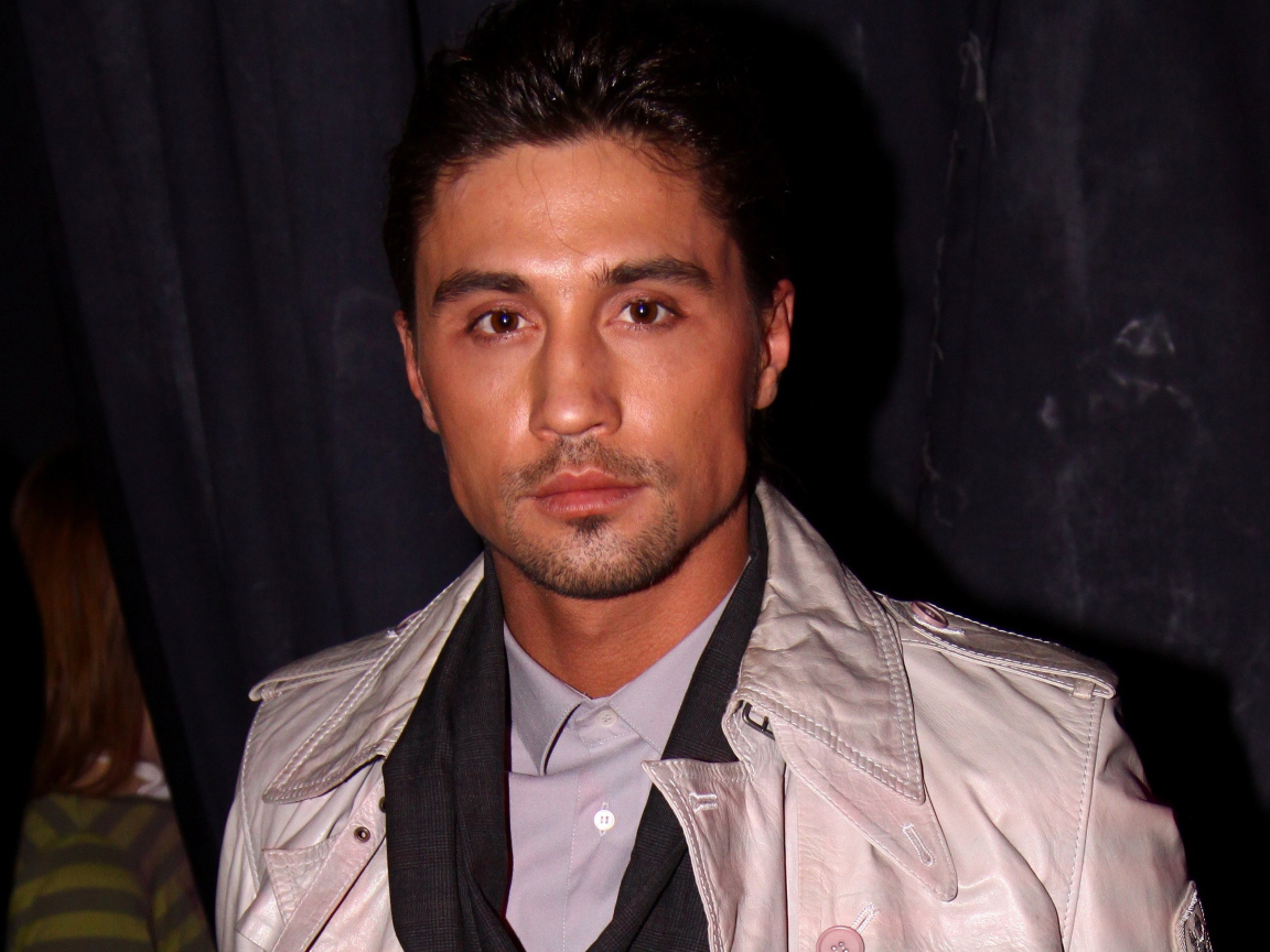 Дима Билан в элегантном плаще 