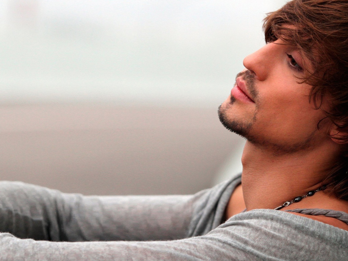 Дима Билан задумчиво смотрит