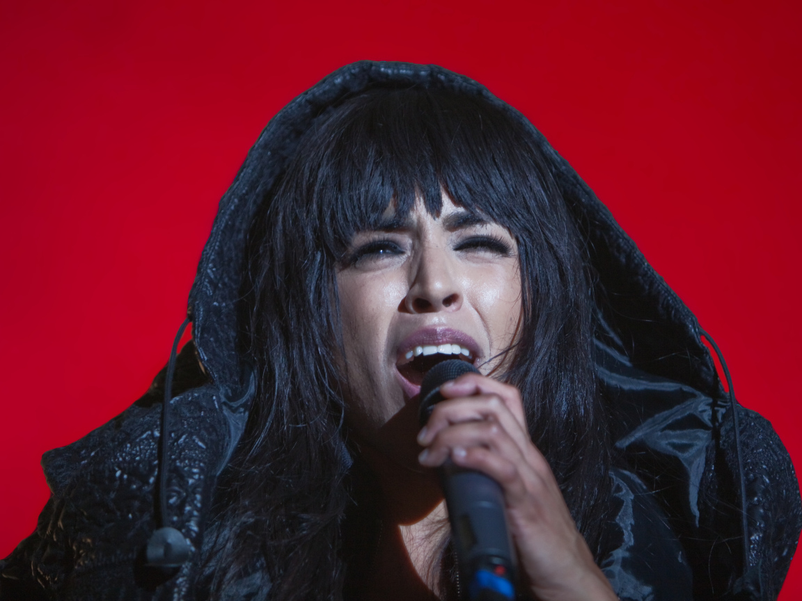 Loreen поет на красном фоне