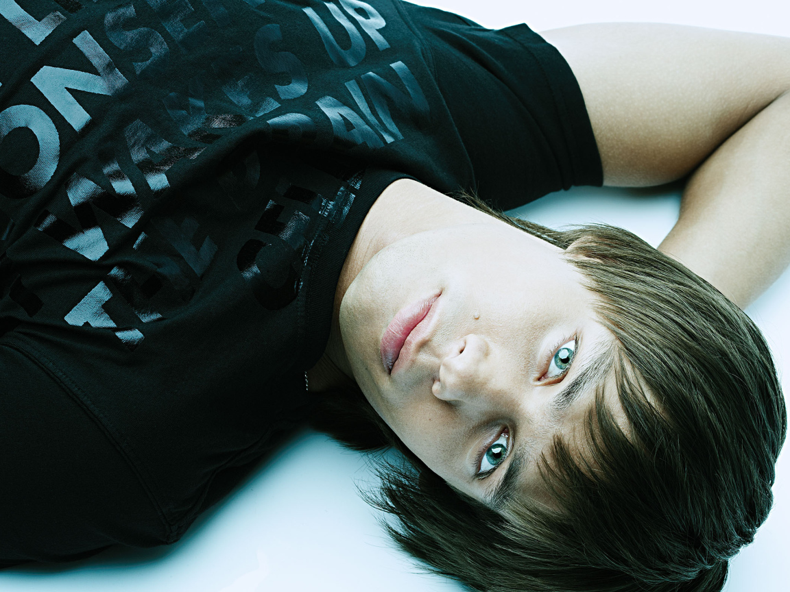 Стас Пьеха в черной футболке