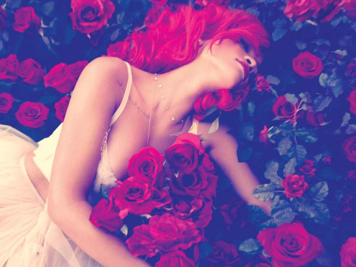 Певица Рианна в розах