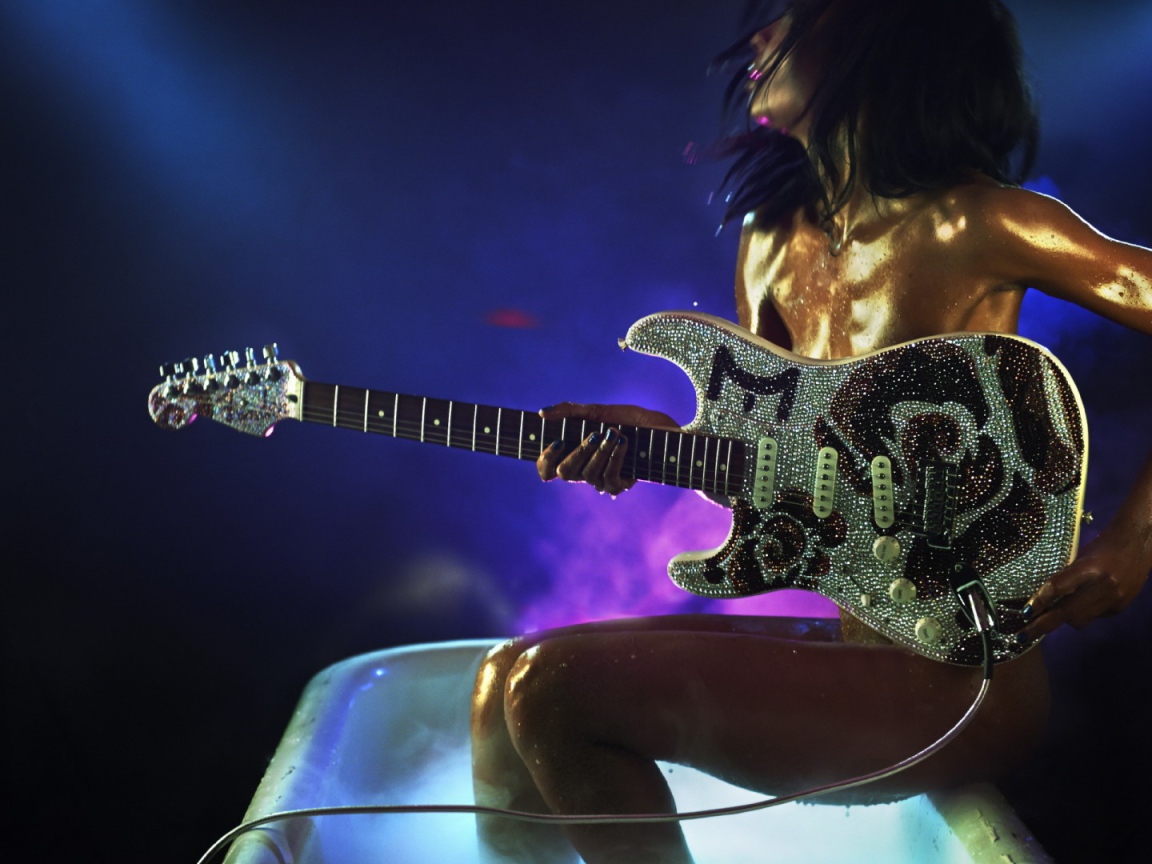 Девушка в ванной с гитарой