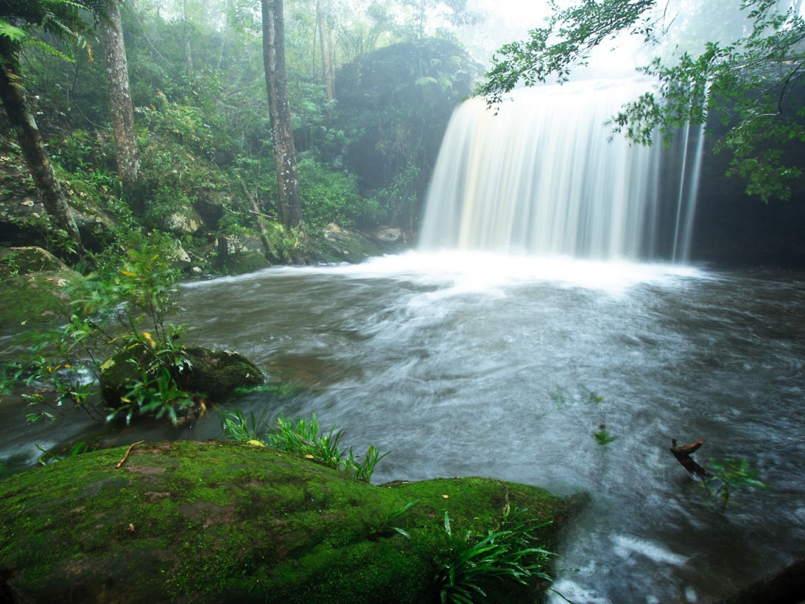 Pадужный водопад