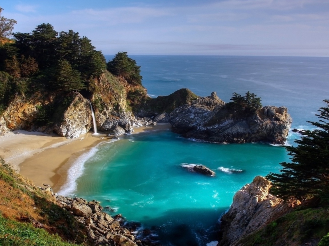 Небольшой пляж с водопадом