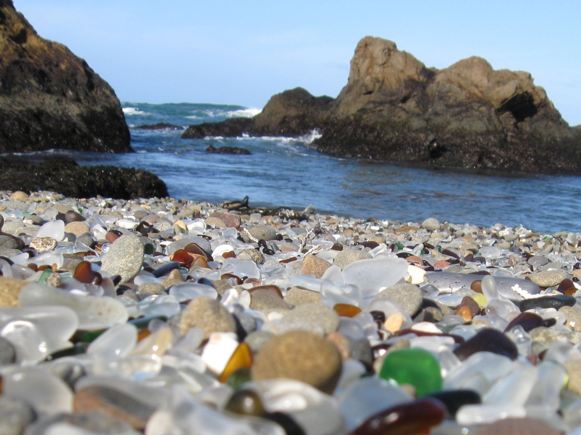 Пляж покрытый стеклом