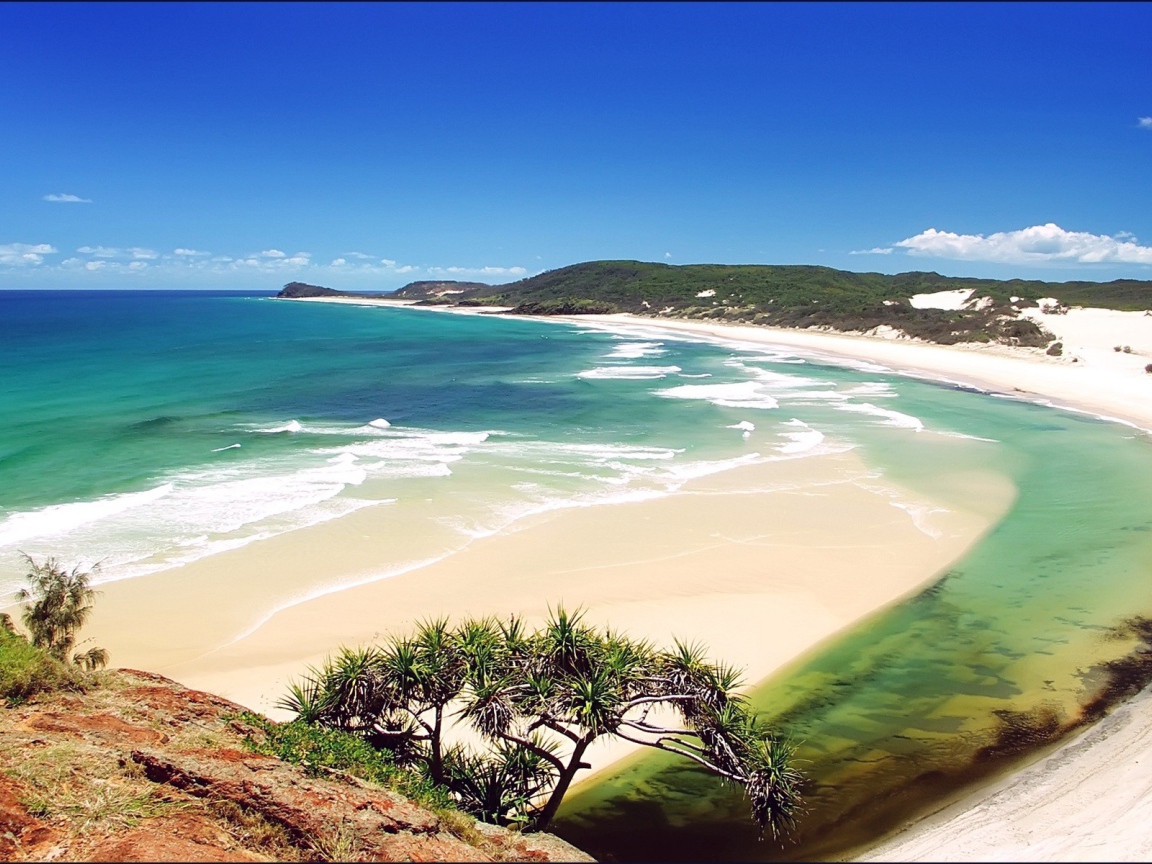 Вид на пляж с горы